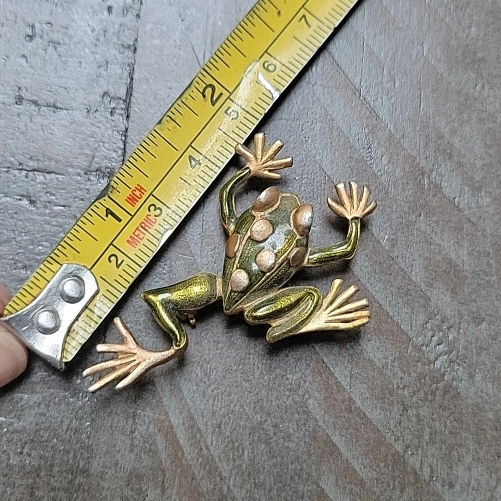 Cutest Tree Frog Brooch - Picture 4 of 4
